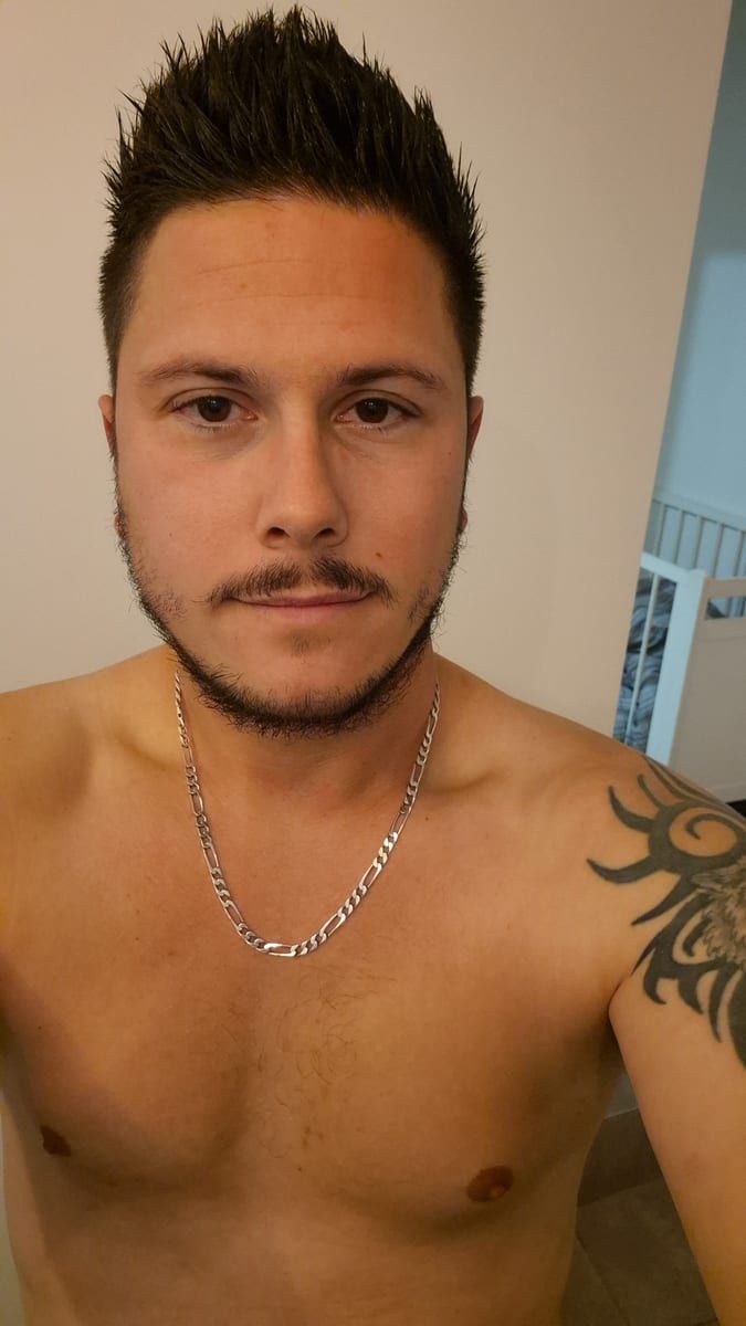 Hendric - Site de rencontre gay à Grüsch Profil de Hendric, 28 ans, Site de rencontre gay à Grüsch (Grisons)